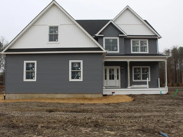 8 Colonels Path, Manorville, NY 11949