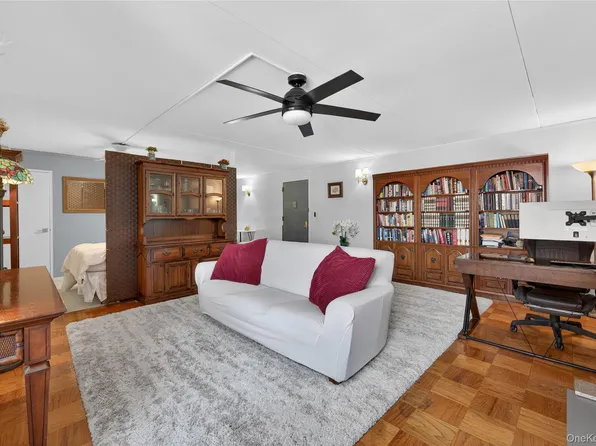 100 Clinton Avenue #3X, Mineola, NY 11501