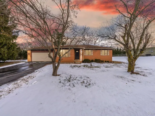 2800 Mussen Dr, Commerce Township, MI 48390