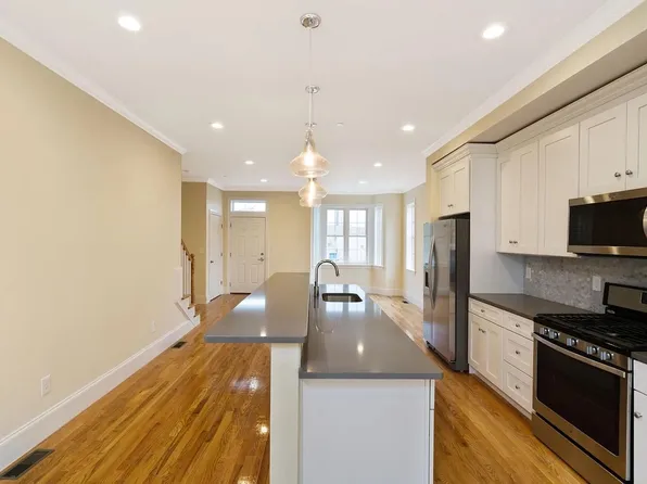 130 Roxbury St, Roxbury, MA 02119