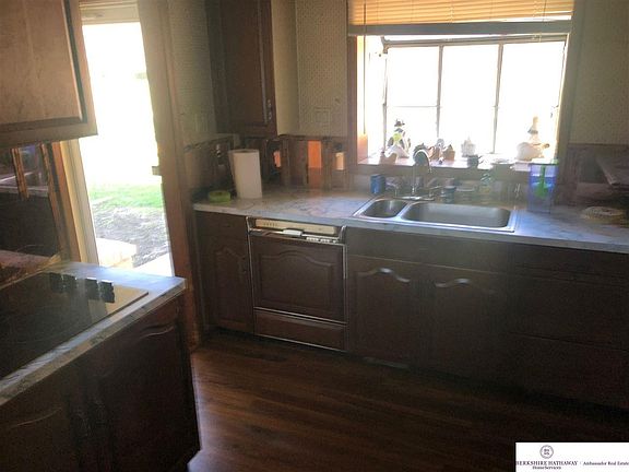 4th image of 687 Parkwood Ln