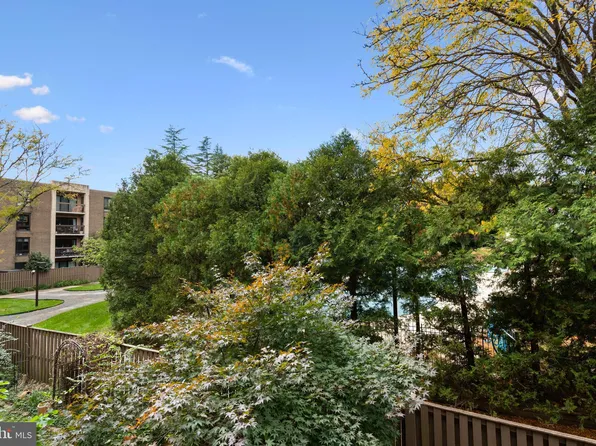 805 N Howard St APT 229, Alexandria, VA 22304