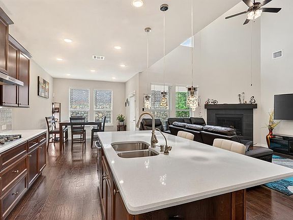 3rd image of 2316 Pinehurst Dr