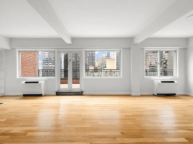 340 E 51st St #PHA — Photo 2