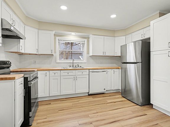 4th image of 154 Carrier St NE