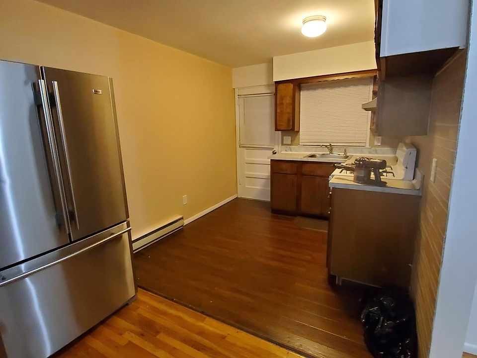 2nd image of 1046 N Horsepound Rd #2