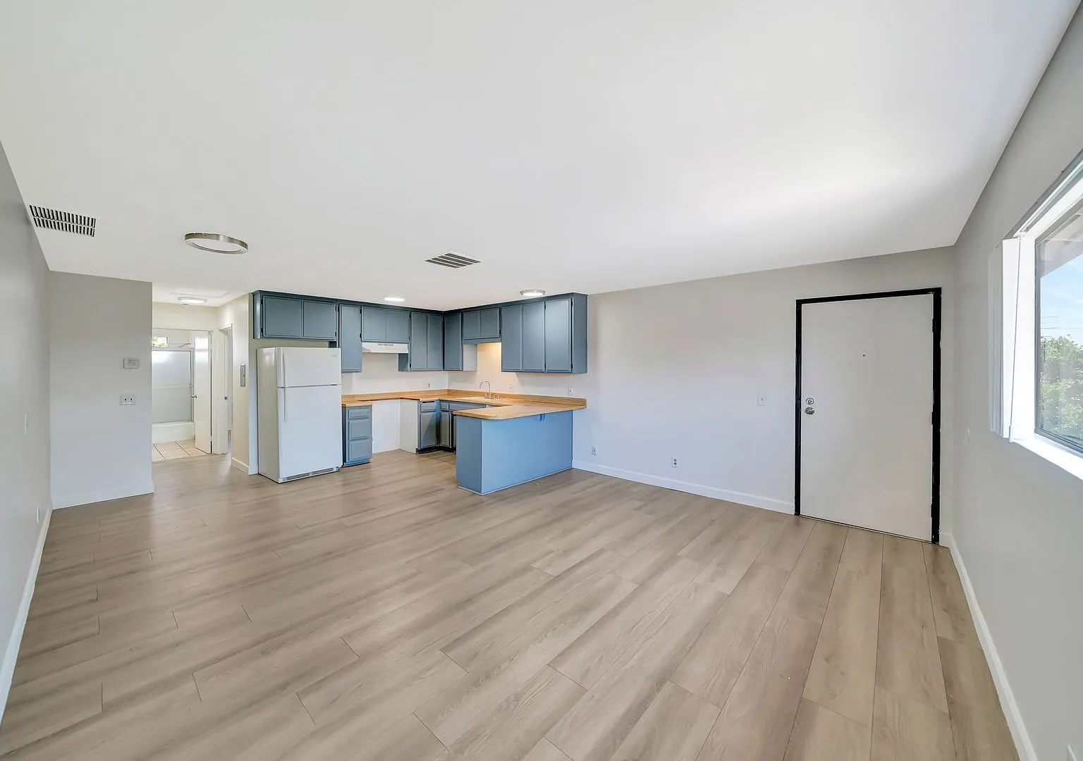 Bright 1 Bedroom Apartment Near NoHo Arts District — Photo 4