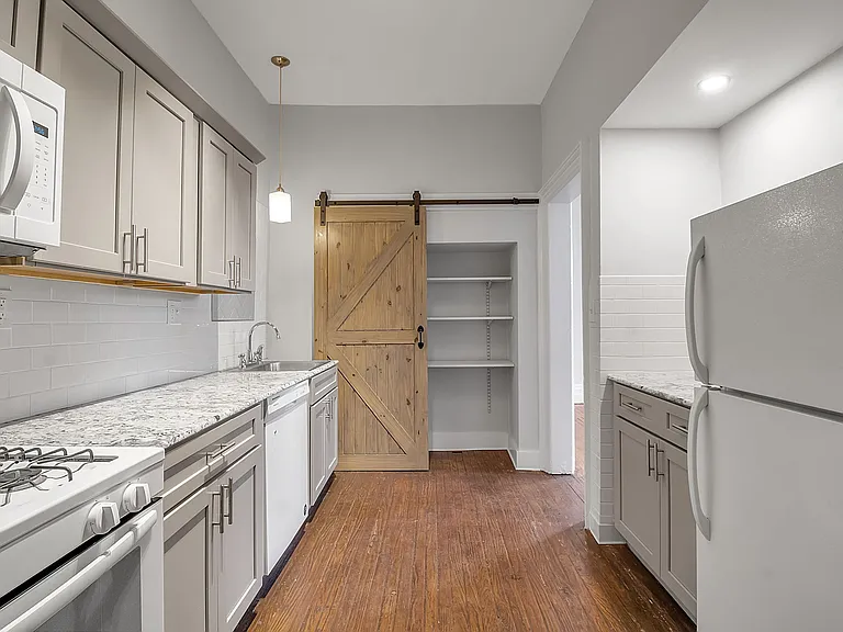 215 Allen St — Photo 21