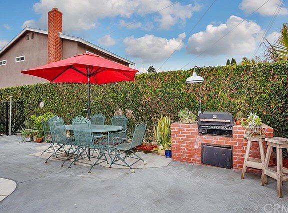 Built in BBQ, plenty of patio space, and even a dog run is perfect to entertain anytime.
