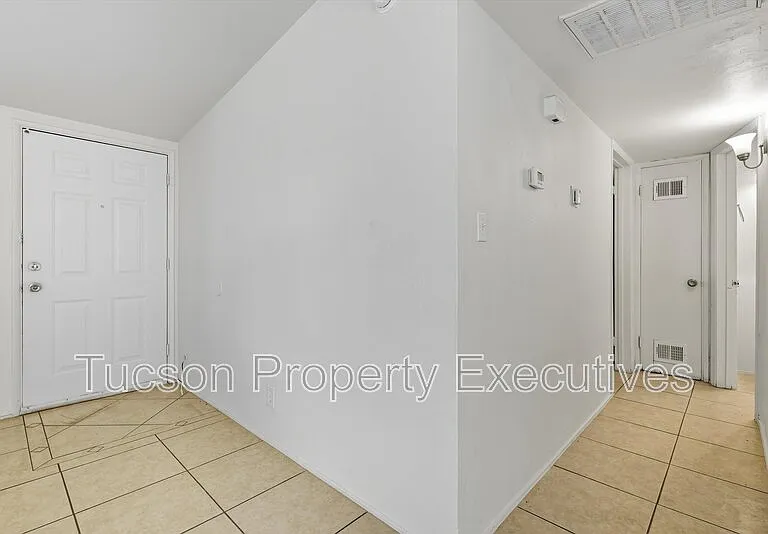 1638 N Beverly Ave — Photo 8