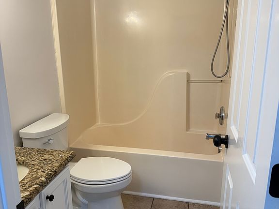 5th image of 2028 Glastonbury Dr