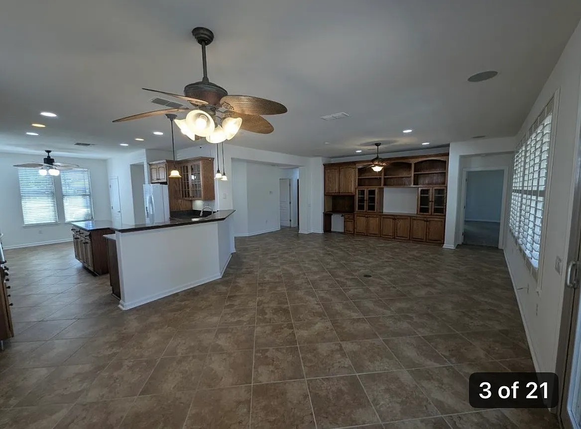 3 bed, 1949 sqft, $2,995 — Photo 1