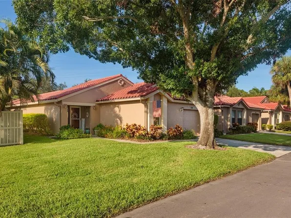 526 Saint Tropez Cir NE, Saint Petersburg, FL 33703