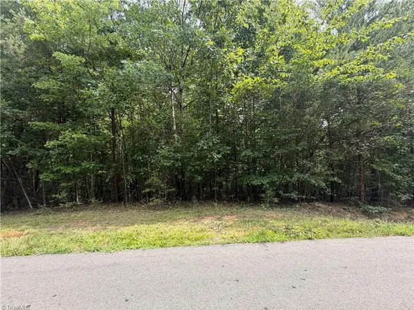186 Glenoak Dr, Eden, NC 27288