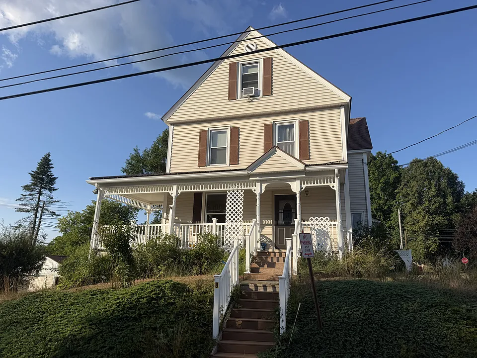 8 Lois St #1