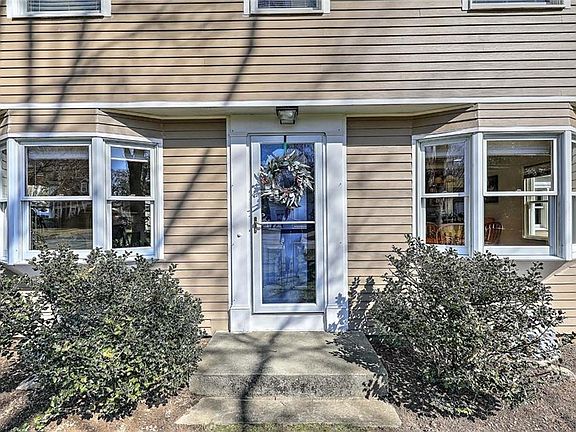 3rd image of 7 Deerfield Dr