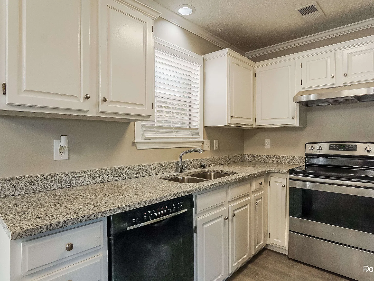 3 bed, 2.0 bath, 1435 sqft, $2,045 — Photo 2