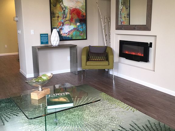4th image of 910 Holly Pl