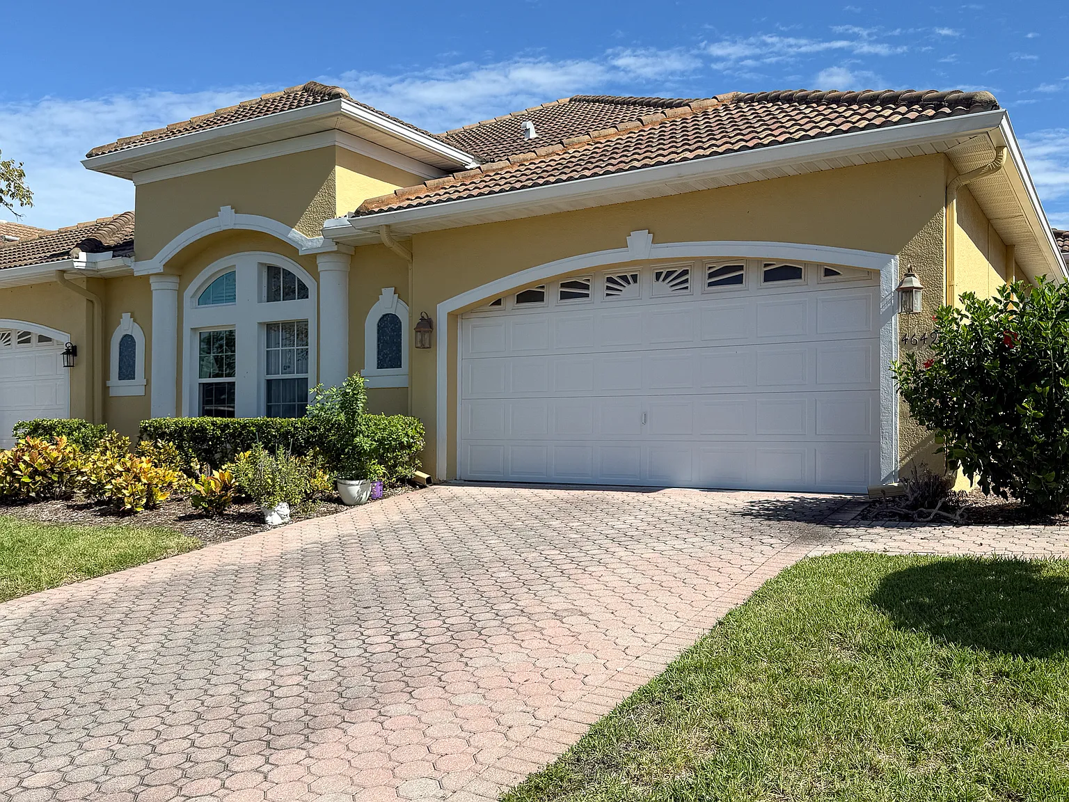 Move In Ready 3 Bedroom 2 Bath Villa — Photo 2