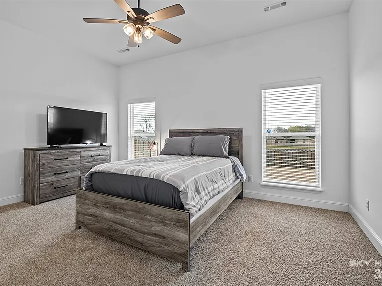 6102 NW Hoover St — Photo 16