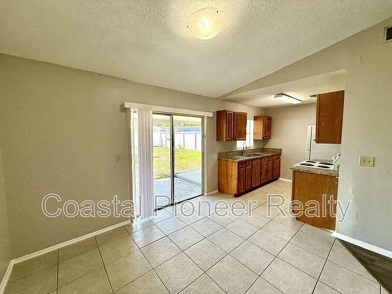 1242 Coolmont Dr — Photo 8
