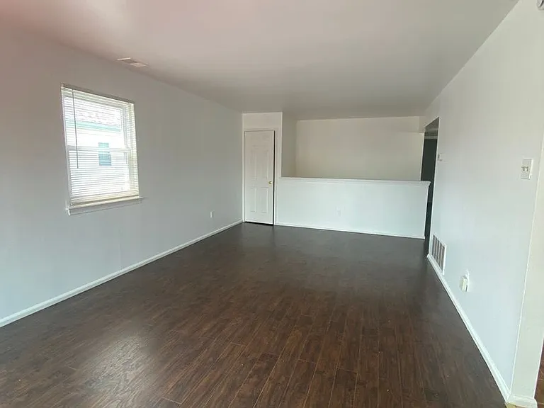 303 Corinthian Avenue — Photo 5