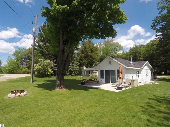 105 Brandy Dr, Cadillac, MI 49601