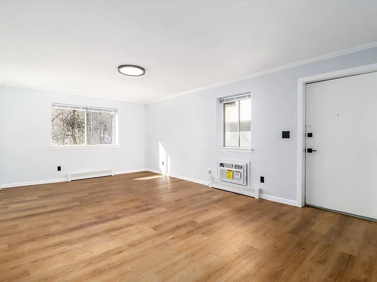615 Fox Run Ln — Photo 2