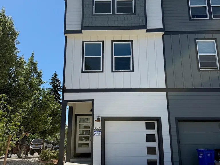 5860 SE 18th St — Photo 1