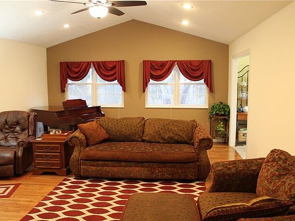 4th image of 2 Stonebrook Dr