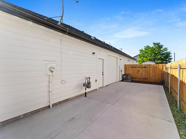 1065 SW Camille Dr — Photo 4