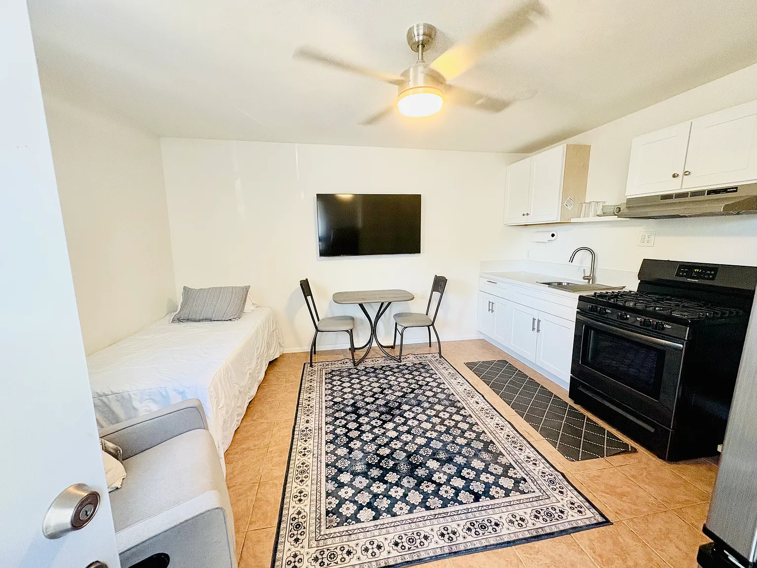 Studio, 400 sqft, $1,975 — Photo 3