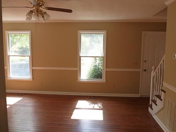 3rd image of 332 Greenfield Ln