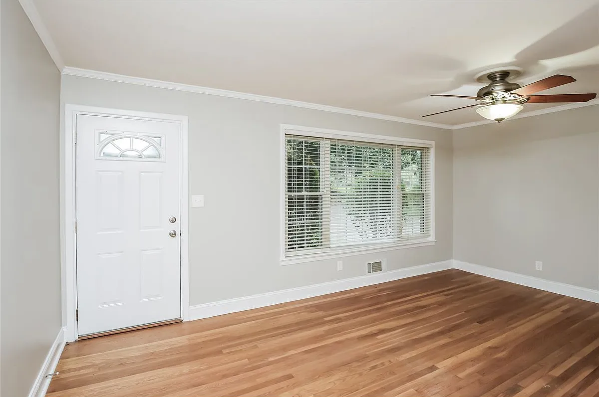 384 Charles Pl — Photo 2