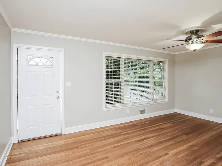 384 Charles Pl — Photo 2