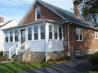 24 Grand St, Niantic, CT 06357