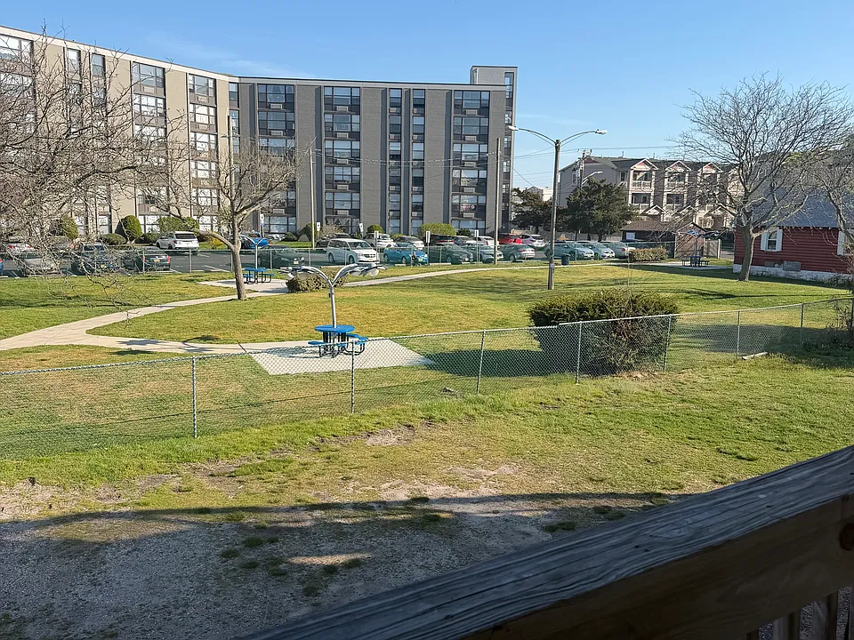 222 W Wildwood Ave