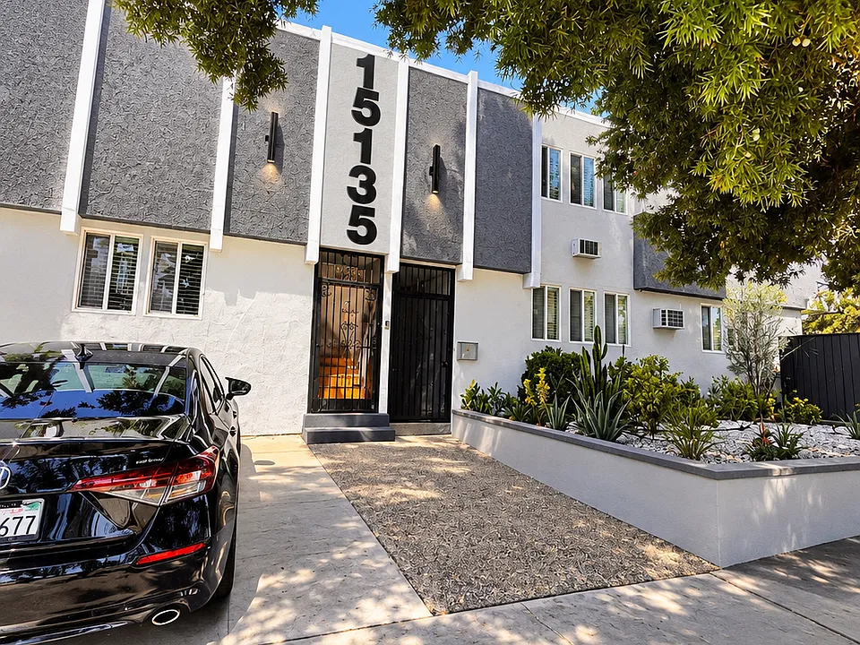 15135 Victory Blvd #4