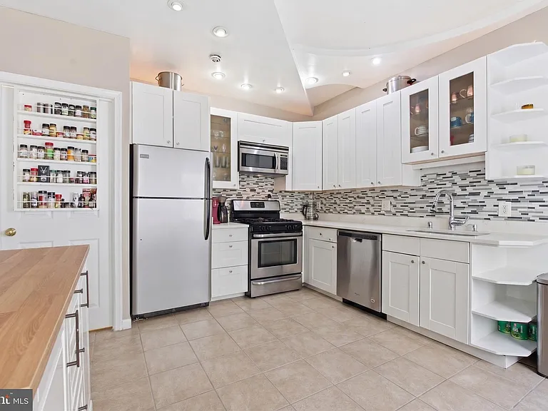 116 W Clement St — Photo 11