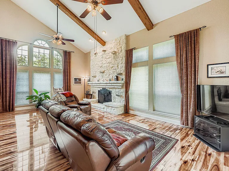 900 Wayside Dr — Photo 3