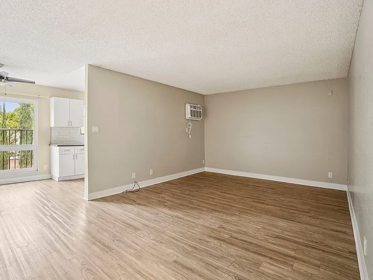 8155 Reseda — Photo 4