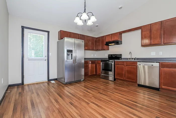 3 bed, 2.0 bath, 1504 sqft, $1,995 — Photo 3