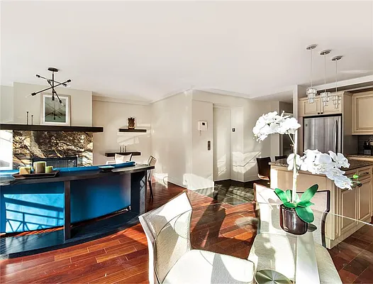 Sold by Warburg | media 20