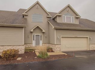 1048 Quinlan Dr, Pewaukee, WI 53072
