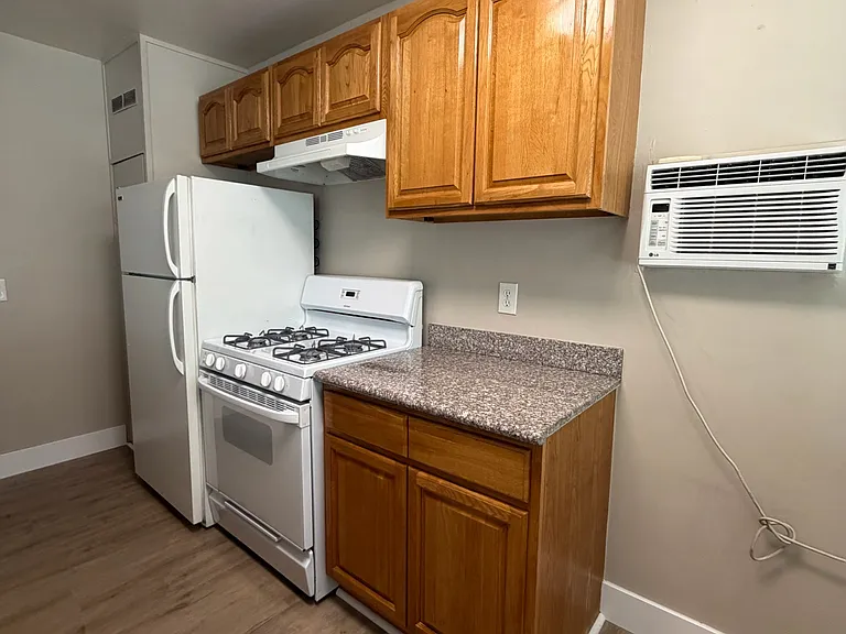 2711 E St #6 — Photo 12