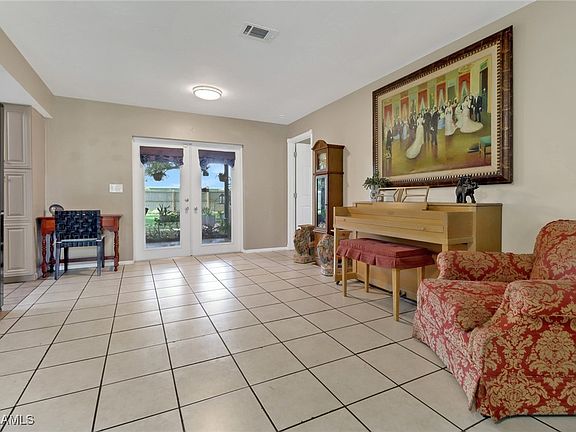 5th image of 326 SE 21st Pl