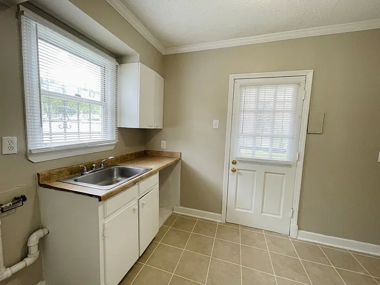 393 Hodges St — Photo 4