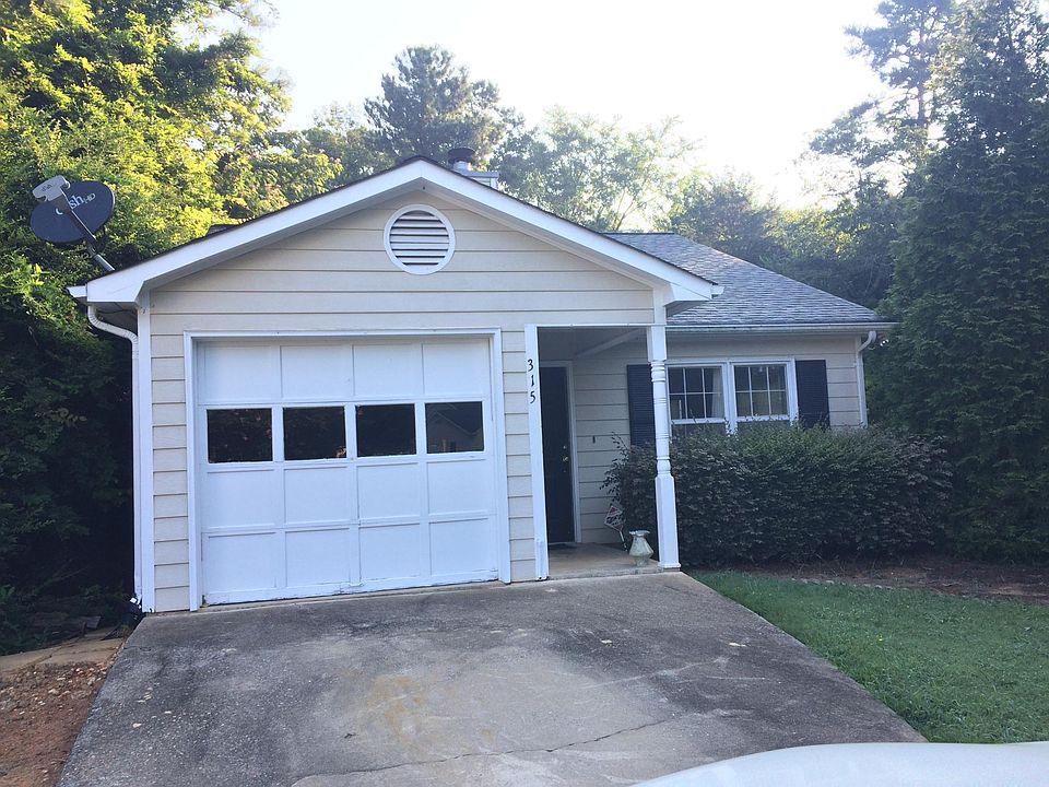 Front View of home in cul de sac