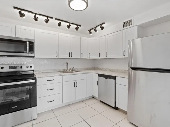 302 Wellington E #302-C, West Palm Beach, FL 33417