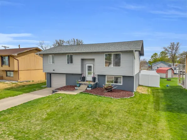 609 W 18th St, Cozad, NE 69130